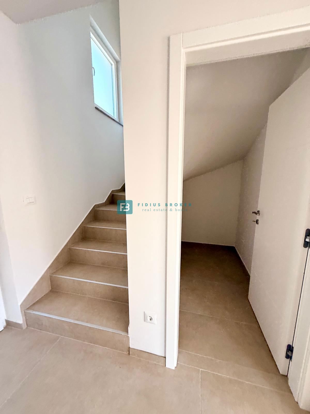 VODICE, novogradnja, 200 m do plaže, pravkar dokončana, vrstna hiša