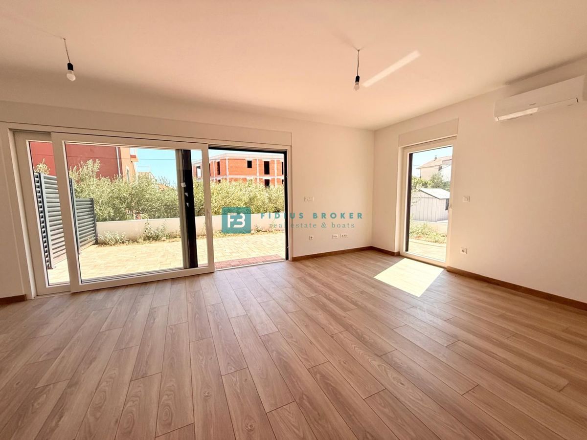 VODICE, novogradnja, 200 m do plaže, pravkar dokončana, vrstna hiša