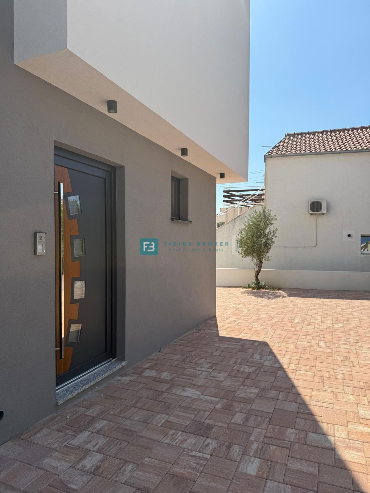 VODICE, novogradnja, 200 m do plaže, pravkar dokončana, vrstna hiša