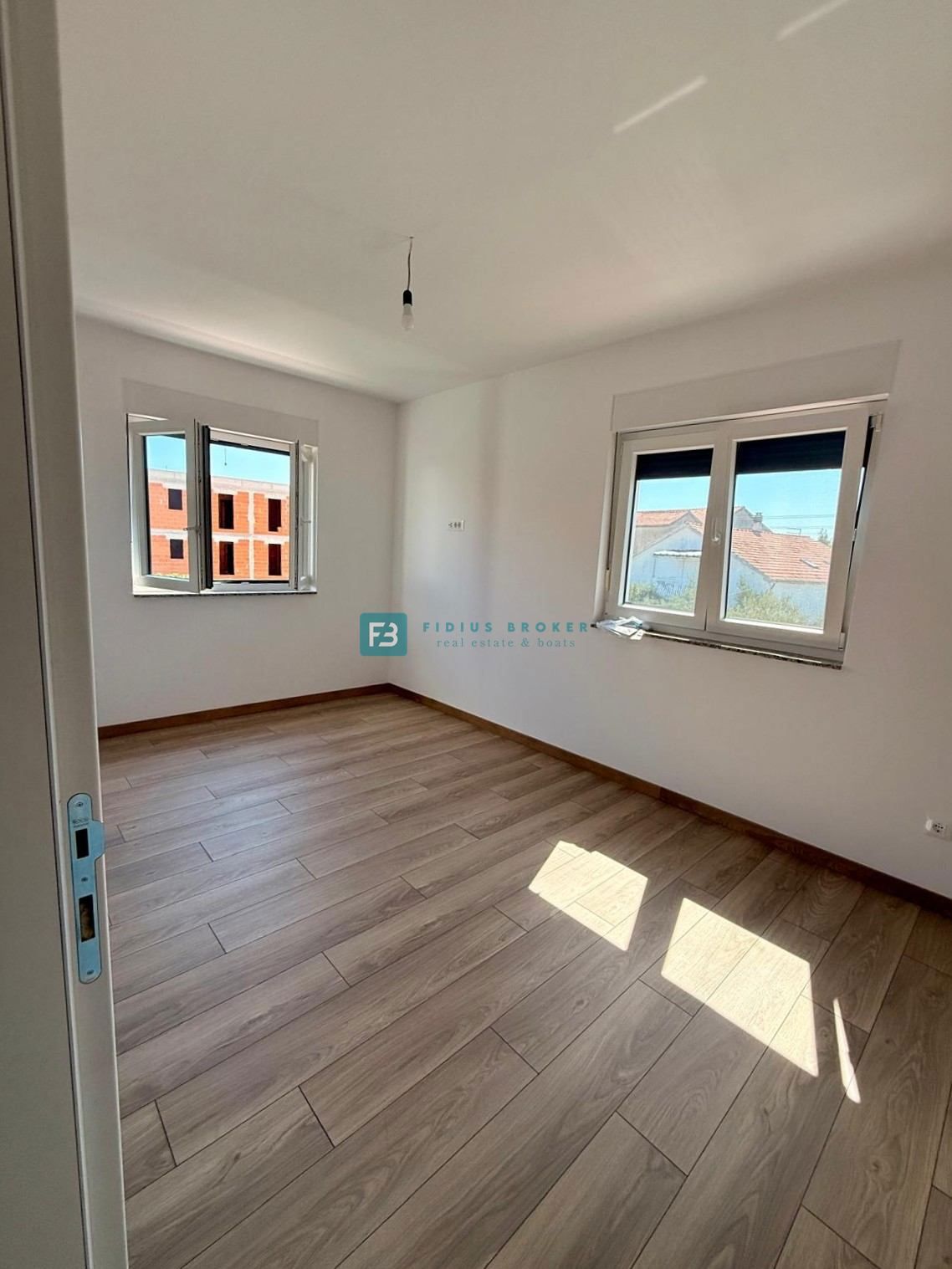 VODICE, novogradnja, 200 m do plaže, pravkar dokončana, vrstna hiša