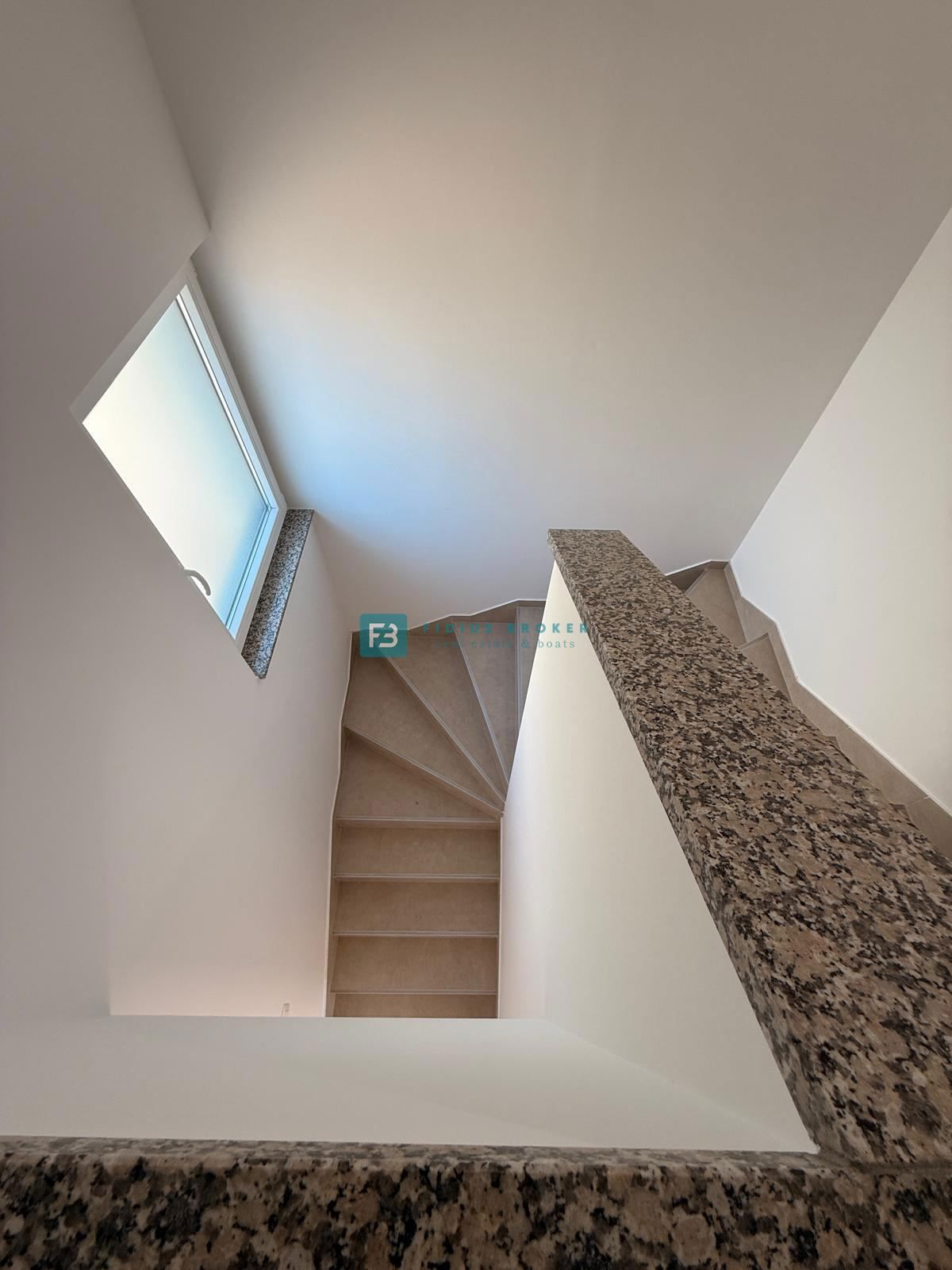 VODICE, novogradnja, 200 m do plaže, pravkar dokončana, vrstna hiša