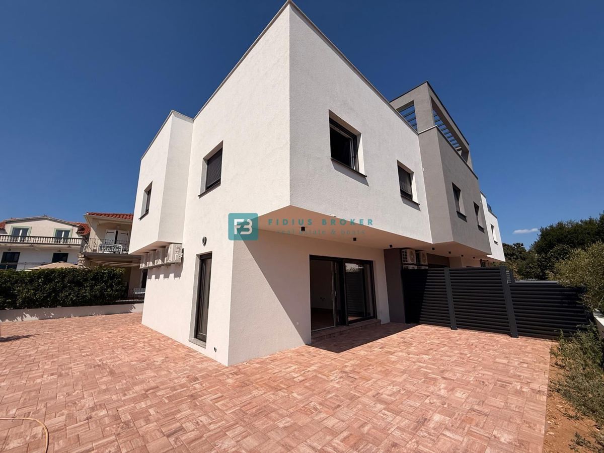 VODICE, novogradnja, 200 m do plaže, pravkar dokončana, vrstna hiša