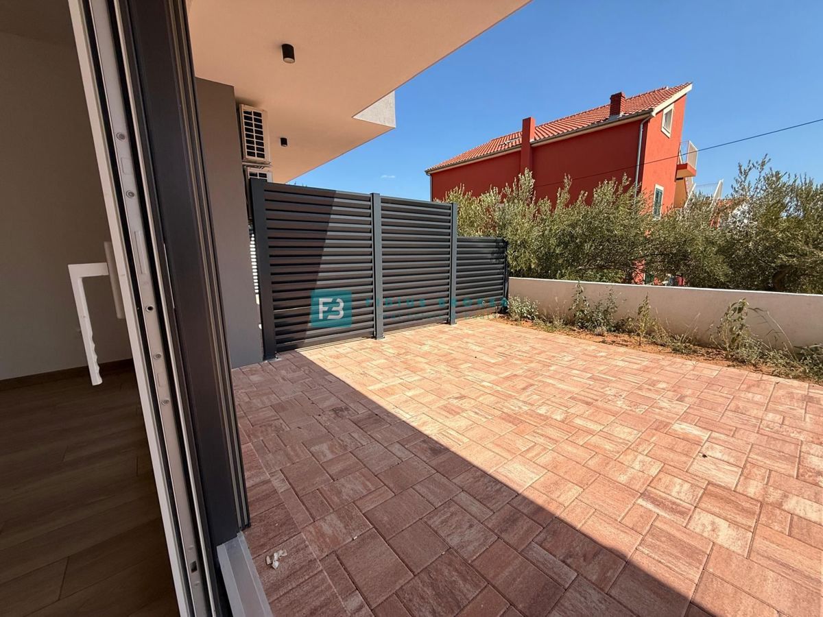 VODICE, novogradnja, 200 m do plaže, pravkar dokončana, vrstna hiša