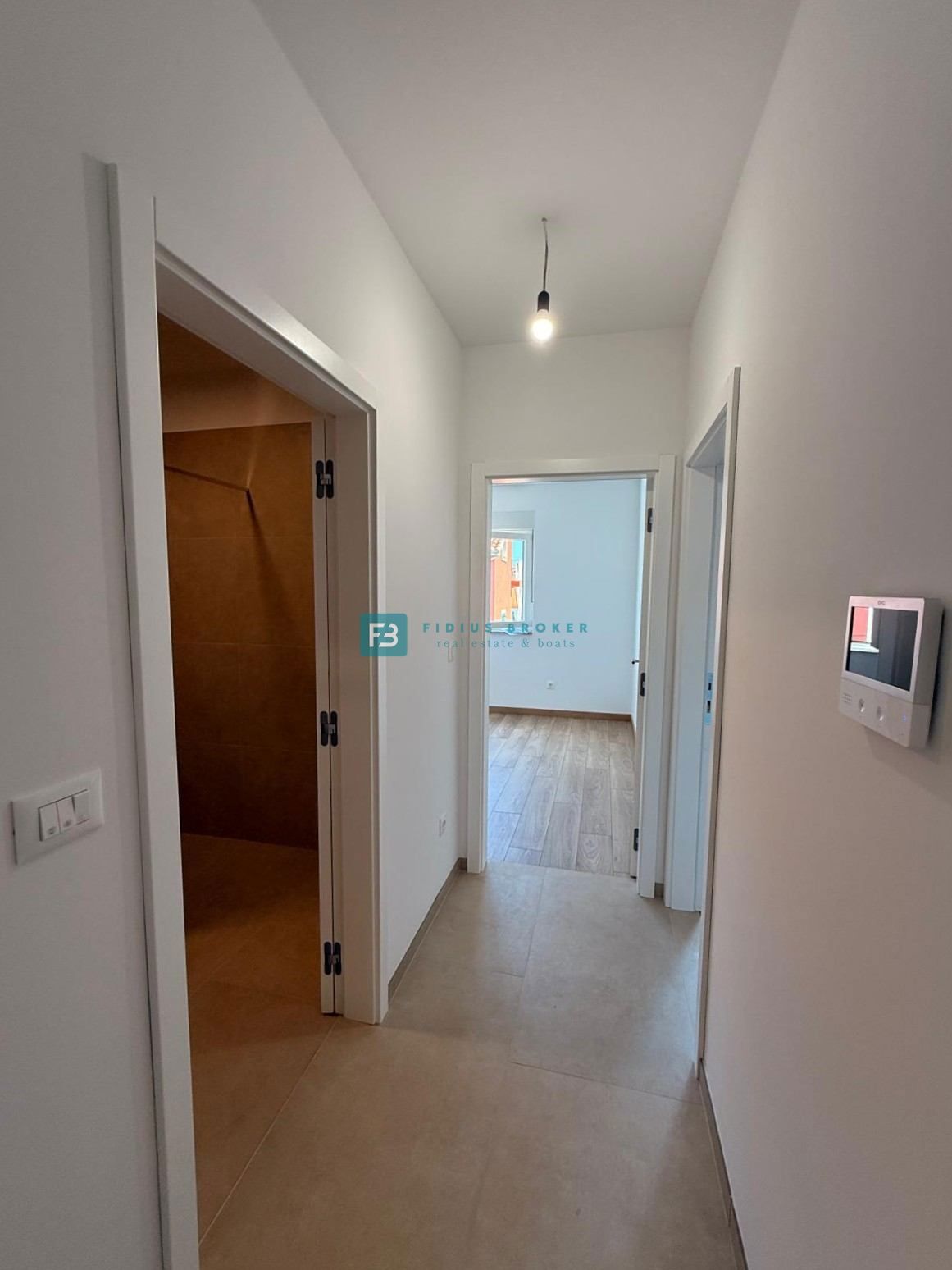 VODICE, novogradnja, 200 m do plaže, pravkar dokončana, vrstna hiša