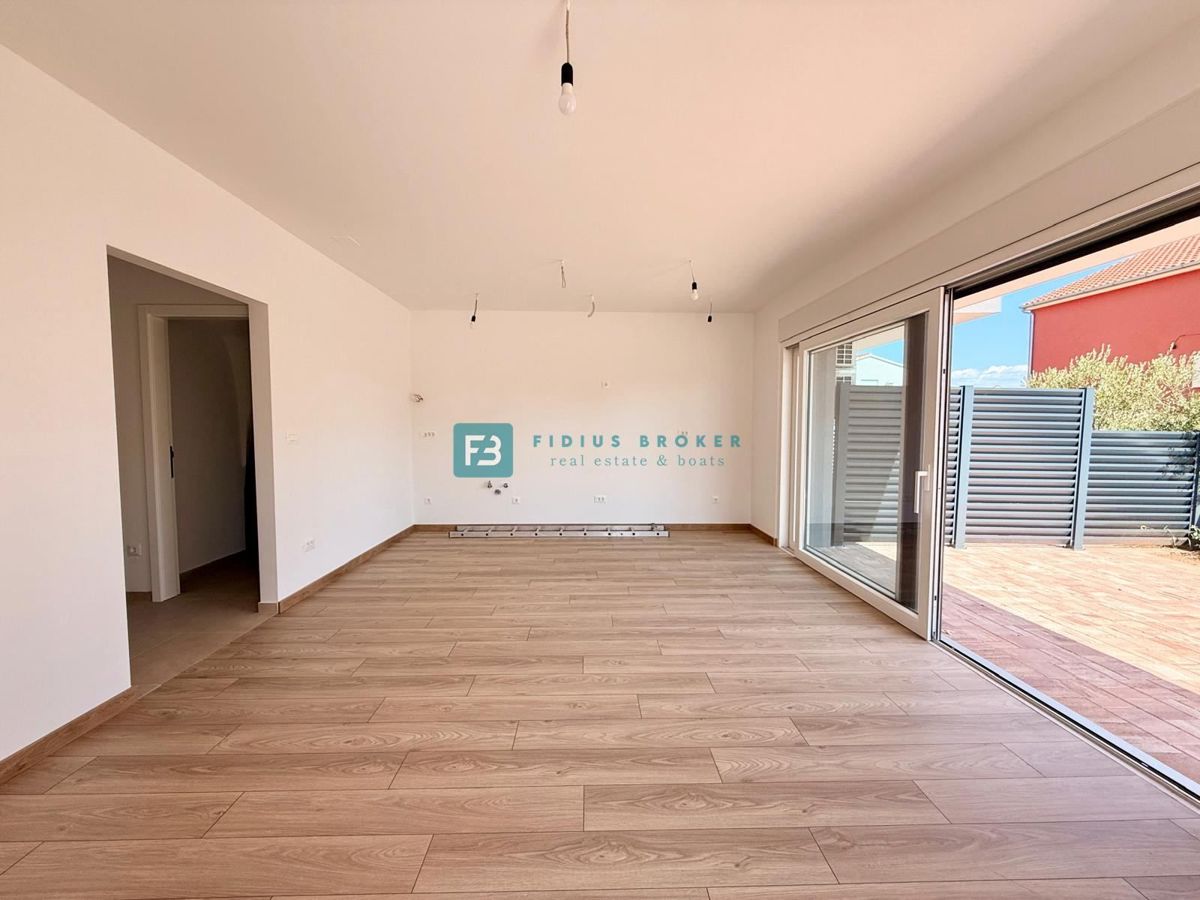 VODICE, novogradnja, 200 m do plaže, pravkar dokončana, vrstna hiša