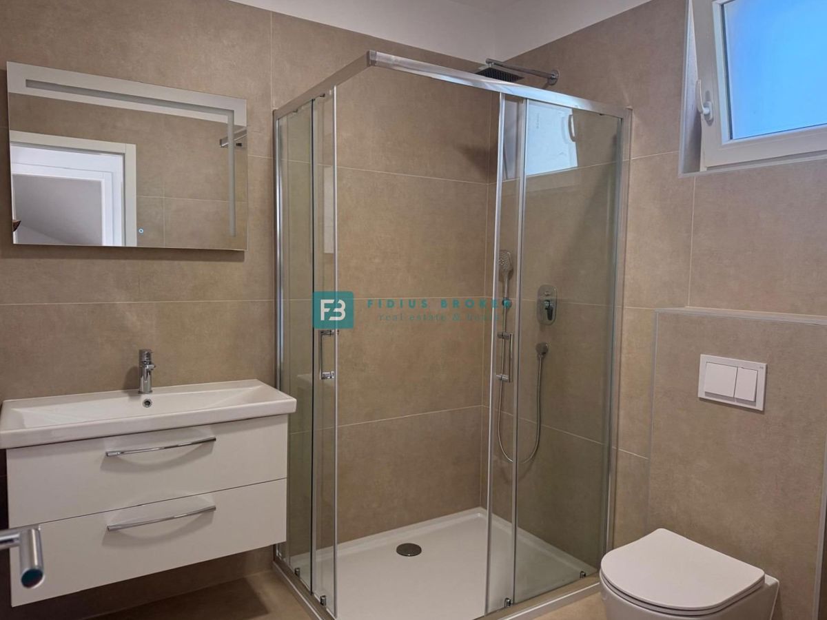 VODICE, novogradnja, 200 m do plaže, pravkar dokončana, vrstna hiša