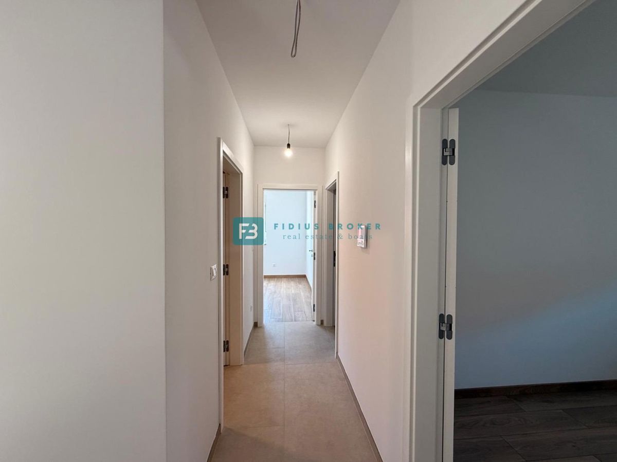 VODICE, novogradnja, 200 m do plaže, pravkar dokončana, vrstna hiša