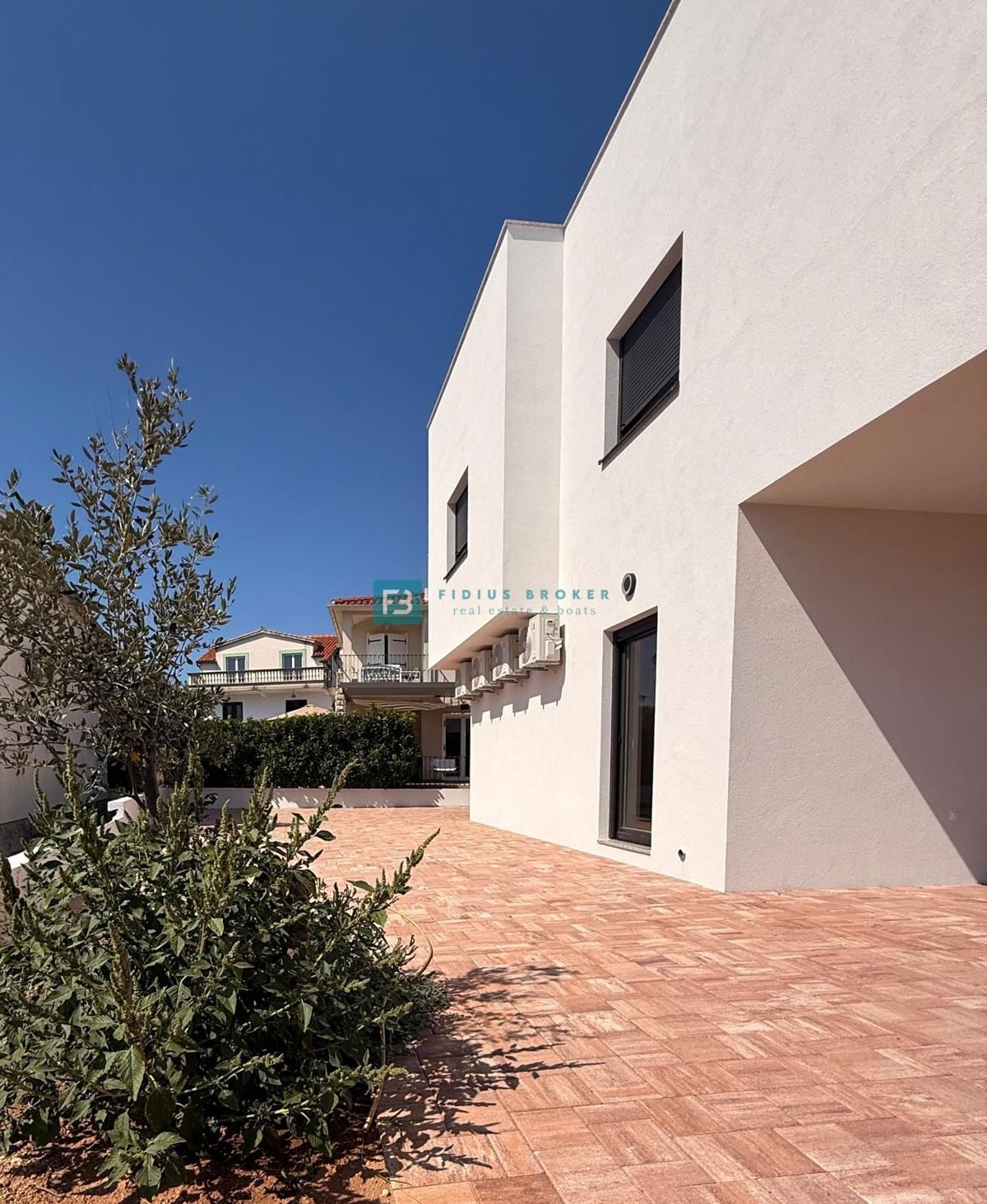 VODICE, novogradnja, 200 m do plaže, pravkar dokončana, vrstna hiša