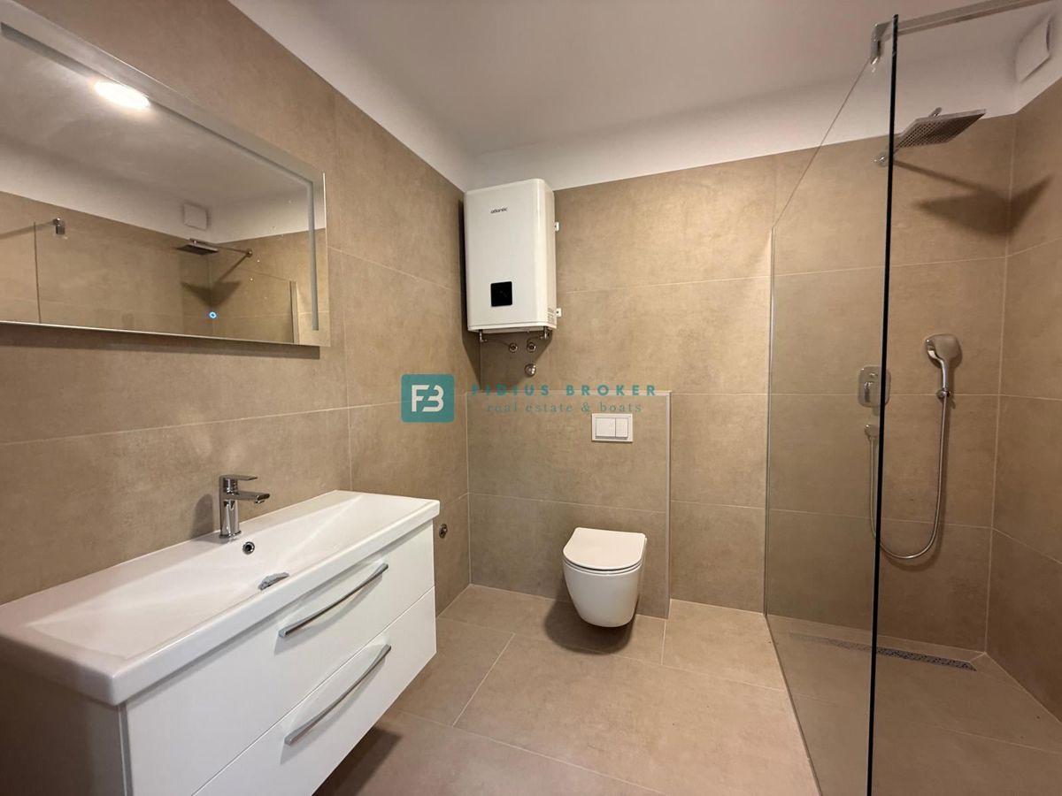 VODICE, novogradnja, 200 m do plaže, pravkar dokončana, vrstna hiša