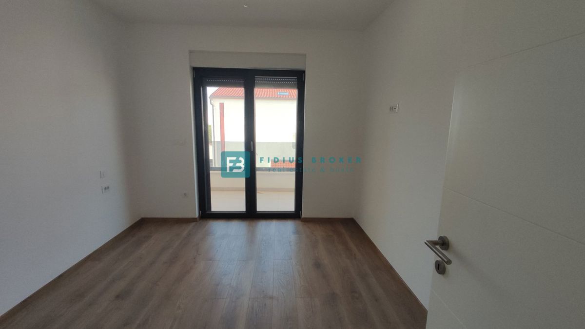 VODICE, novogradnja, dvoetažno stanovanje, vrt 40 m2, S3