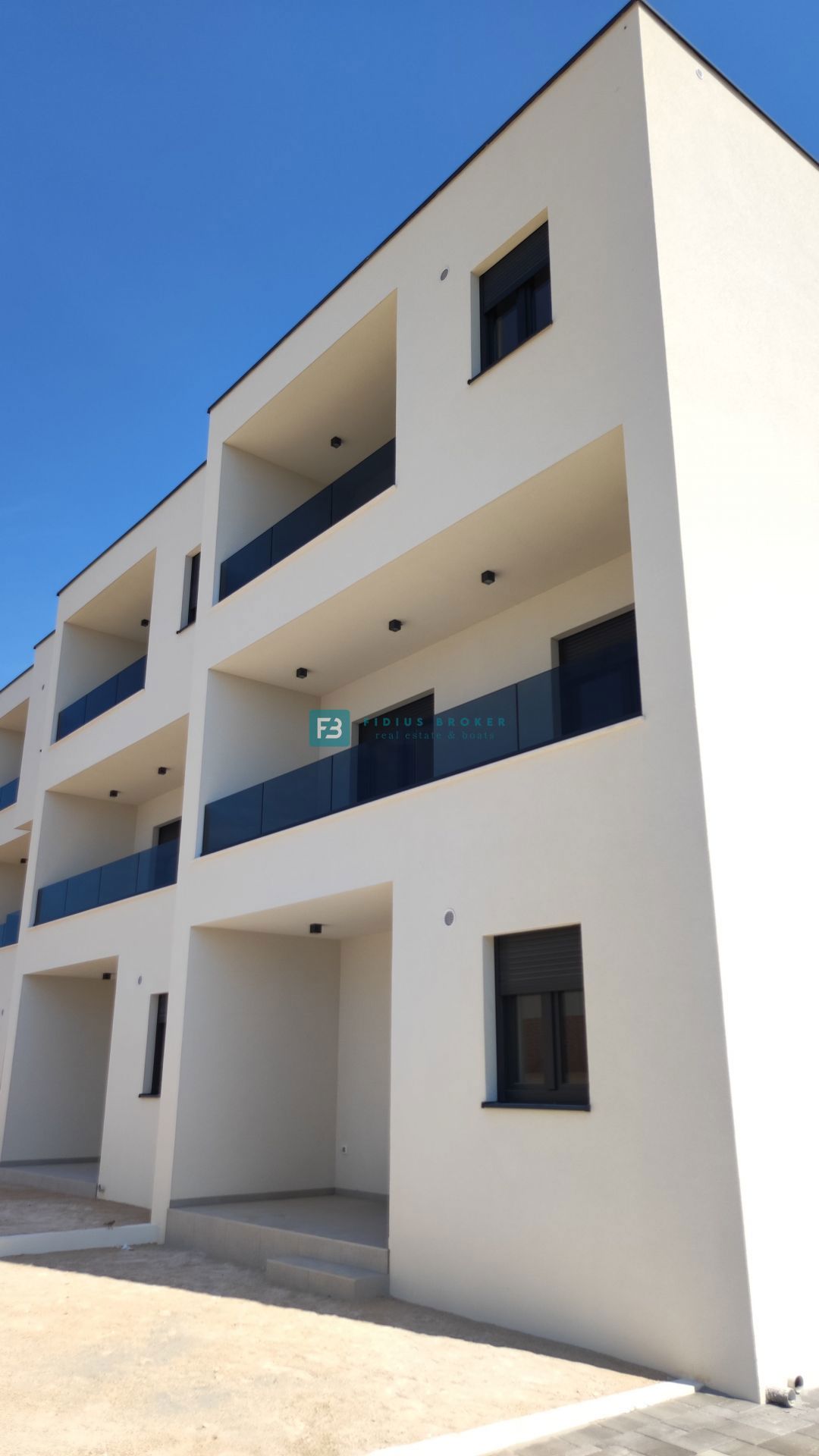 VODICE, novogradnja, dvoetažno stanovanje, vrt 40 m2, S3