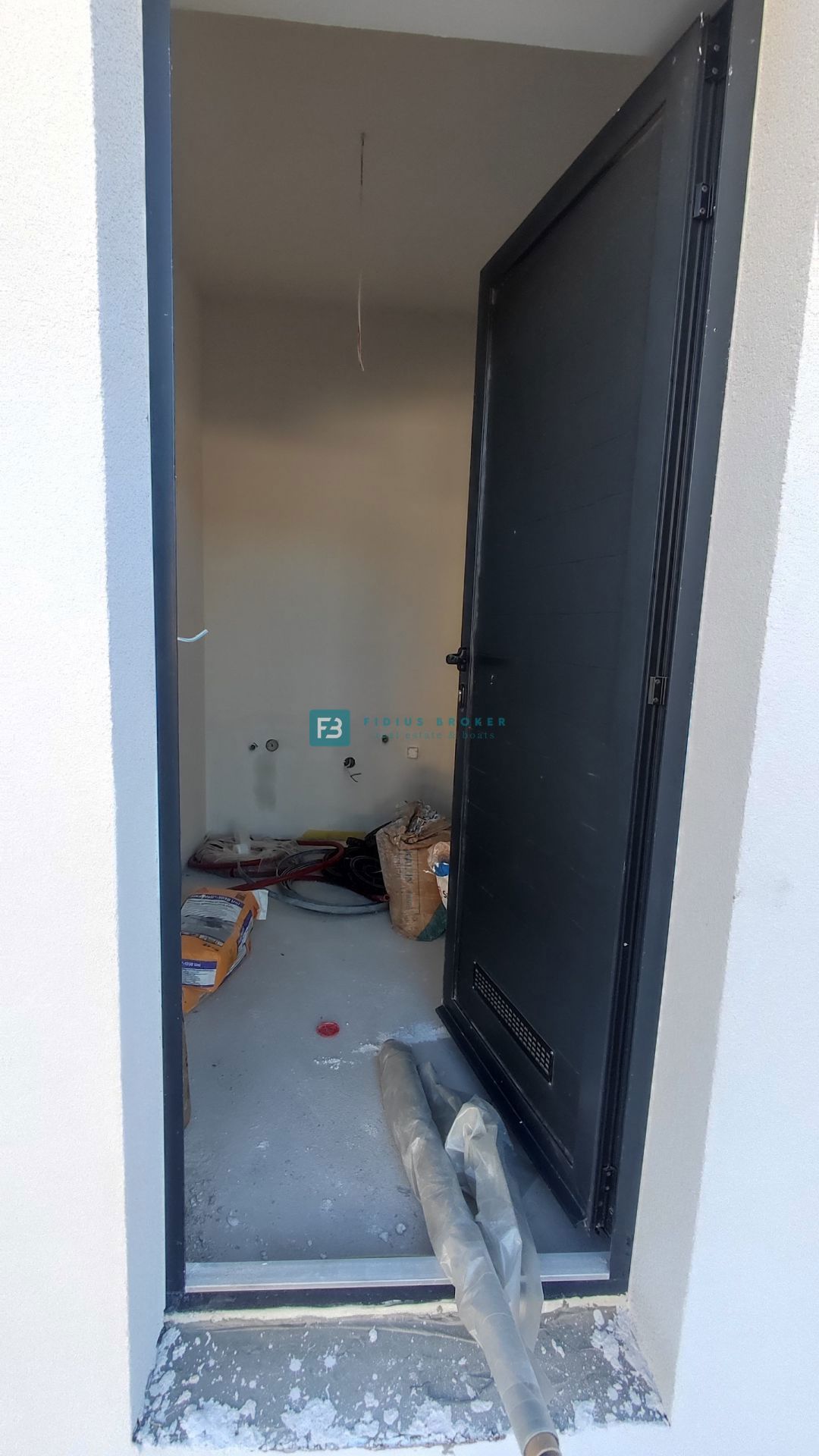 TRIBUNJ, novo, 1. nadstropje, pogled na morje, 500 m do plaže, shramba, 3 spalnice