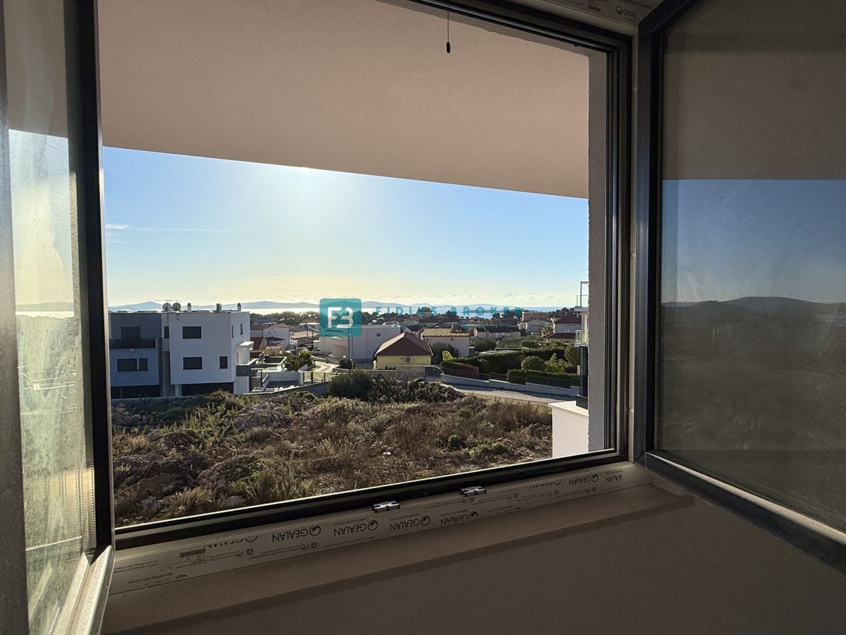 TRIBUNJ, novo, 1. nadstropje, pogled na morje, 500 m do plaže, shramba, 3 spalnice