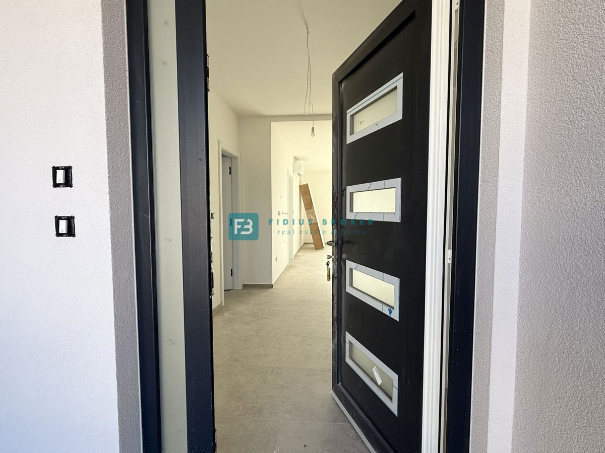 TRIBUNJ, novo, 1. nadstropje, pogled na morje, 500 m do plaže, shramba, 3 spalnice