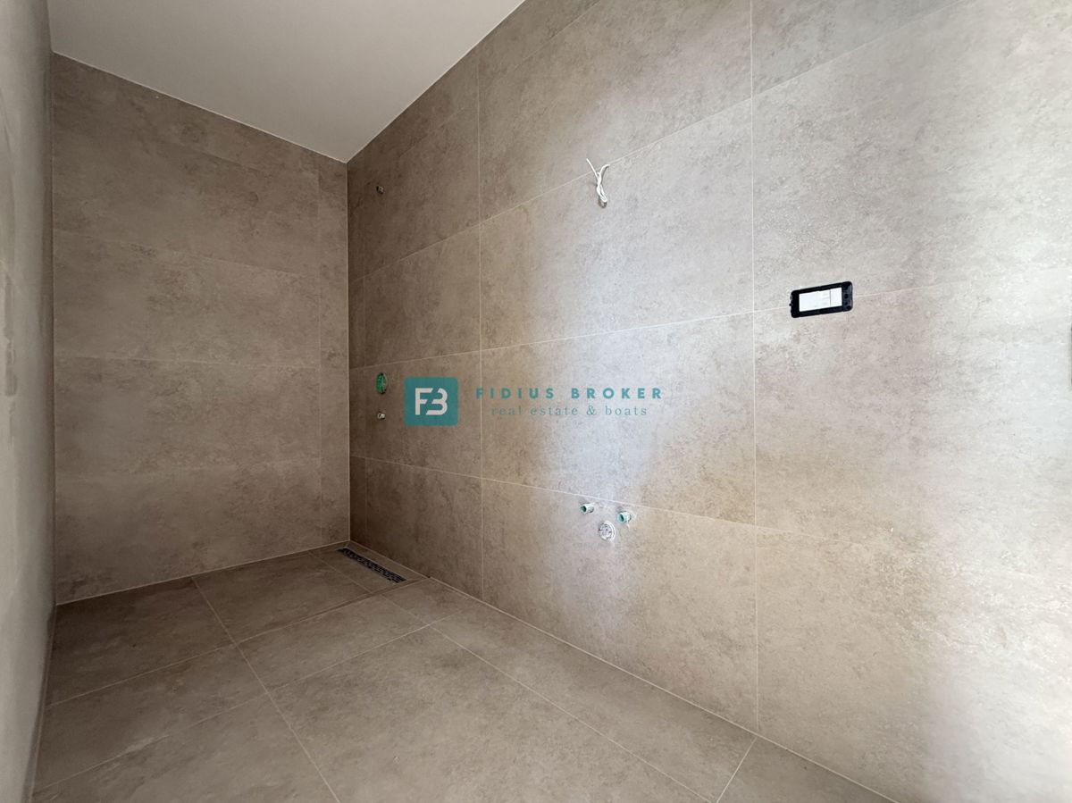 TRIBUNJ, novo, 1. nadstropje, pogled na morje, 500 m do plaže, shramba, 3 spalnice