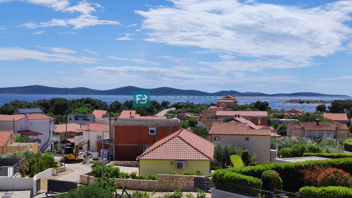 TRIBUNJ, novo, 1. nadstropje, pogled na morje, 500 m do plaže, shramba, 3 spalnice