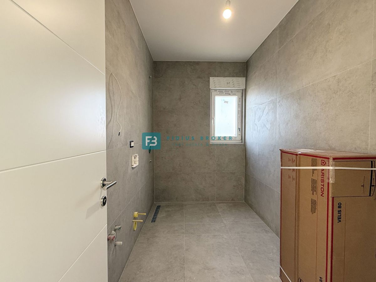 TRIBUNJ, novo, 1. nadstropje, pogled na morje, 500 m do plaže, shramba, 3 spalnice