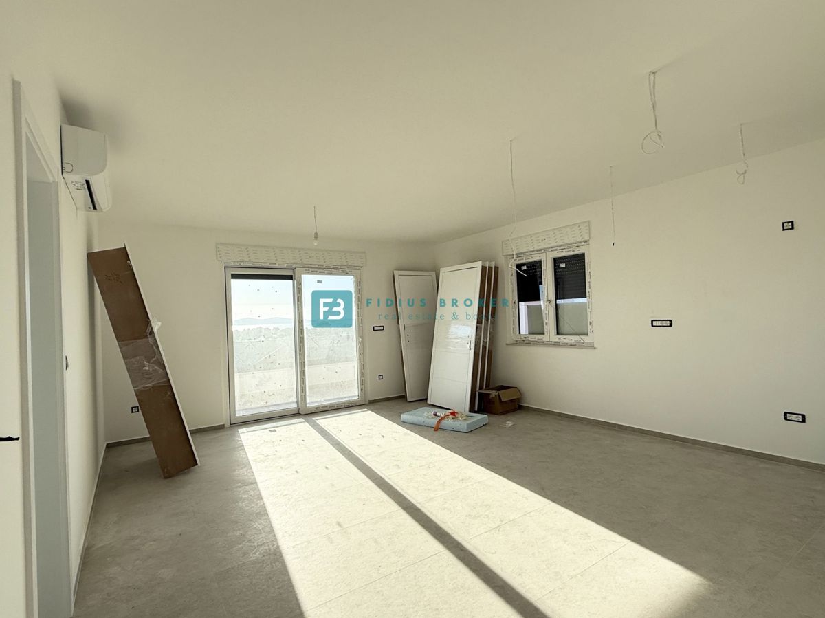 TRIBUNJ, novo, 1. nadstropje, pogled na morje, 500 m do plaže, shramba, 3 spalnice