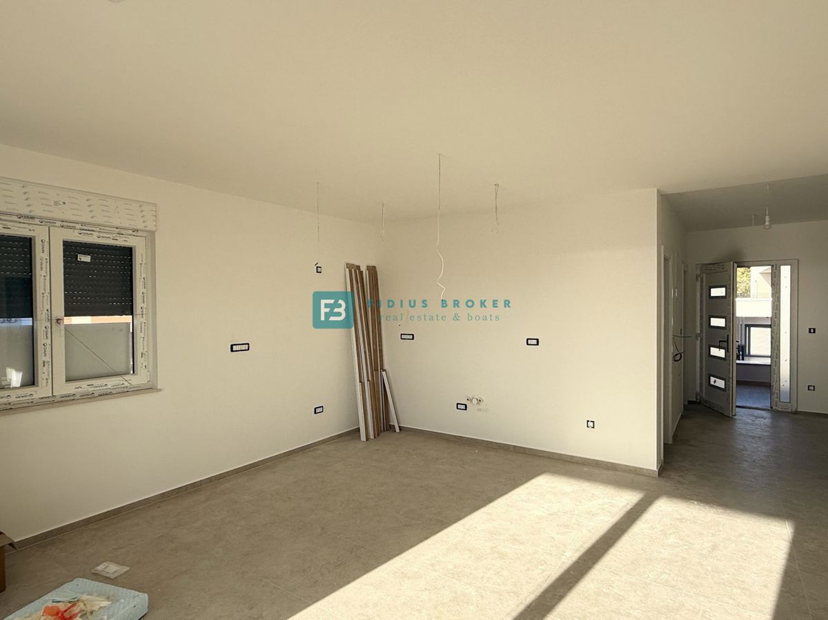 TRIBUNJ, novo, 1. nadstropje, pogled na morje, 500 m do plaže, shramba, 3 spalnice