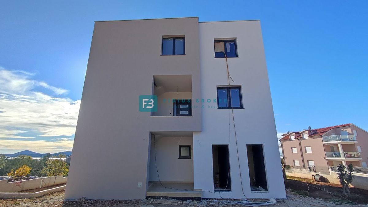 TRIBUNJ, novo, 1. nadstropje, pogled na morje, 500 m do plaže, shramba, 3 spalnice