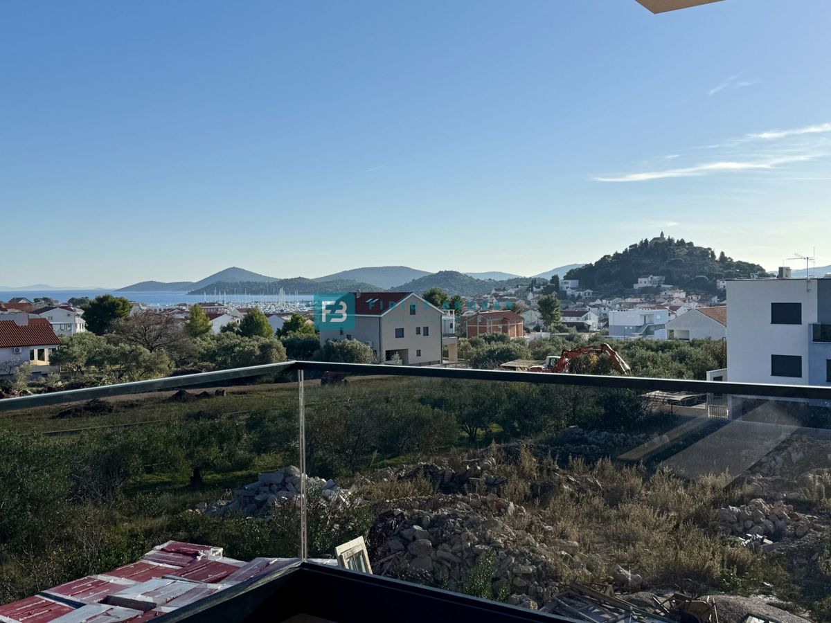 TRIBUNJ, novo, 1. nadstropje, pogled na morje, 500 m do plaže, shramba, 3 spalnice