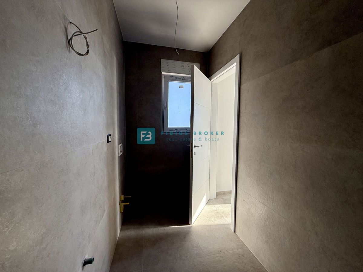 TRIBUNJ, novo, 1. nadstropje, pogled na morje, 500 m do plaže, shramba, 3 spalnice