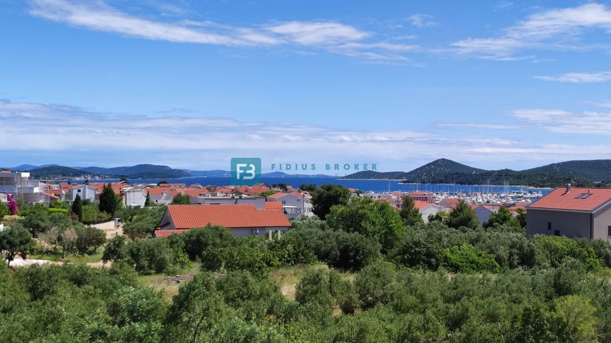 TRIBUNJ, novo, 1. nadstropje, pogled na morje, 500 m do plaže, shramba, 3 spalnice