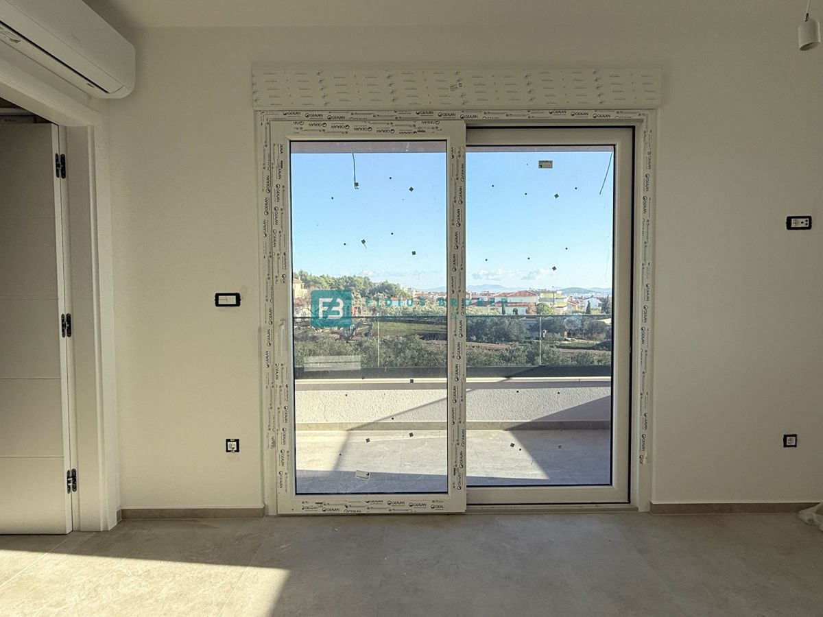 TRIBUNJ, novo, 1. nadstropje, pogled na morje, 500 m do plaže, shramba, 3 spalnice