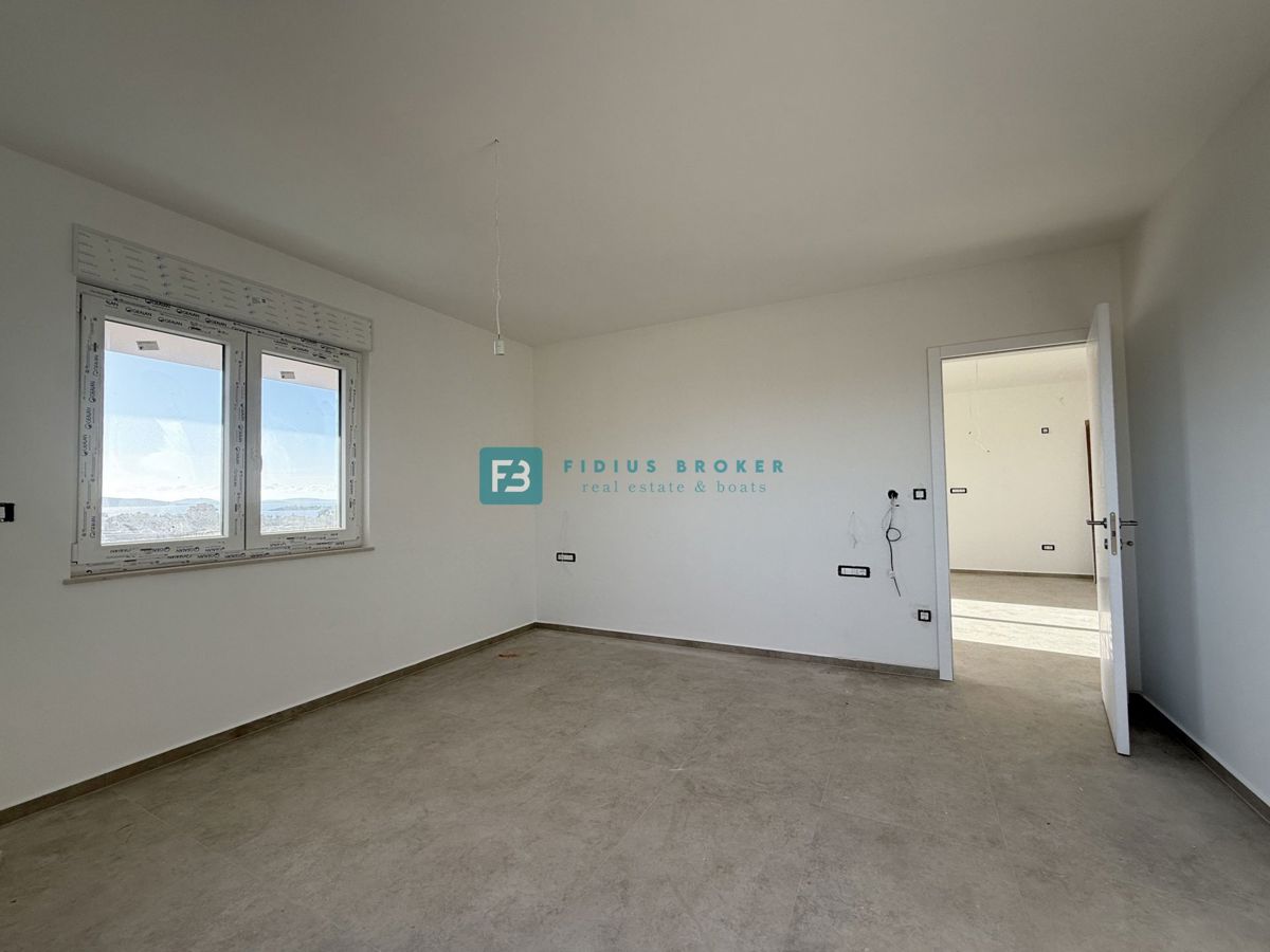 TRIBUNJ, novo, 1. nadstropje, pogled na morje, 500 m do plaže, shramba, 3 spalnice