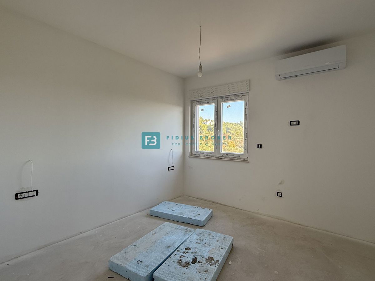 TRIBUNJ, novo, 1. nadstropje, pogled na morje, 500 m do plaže, shramba, 3 spalnice