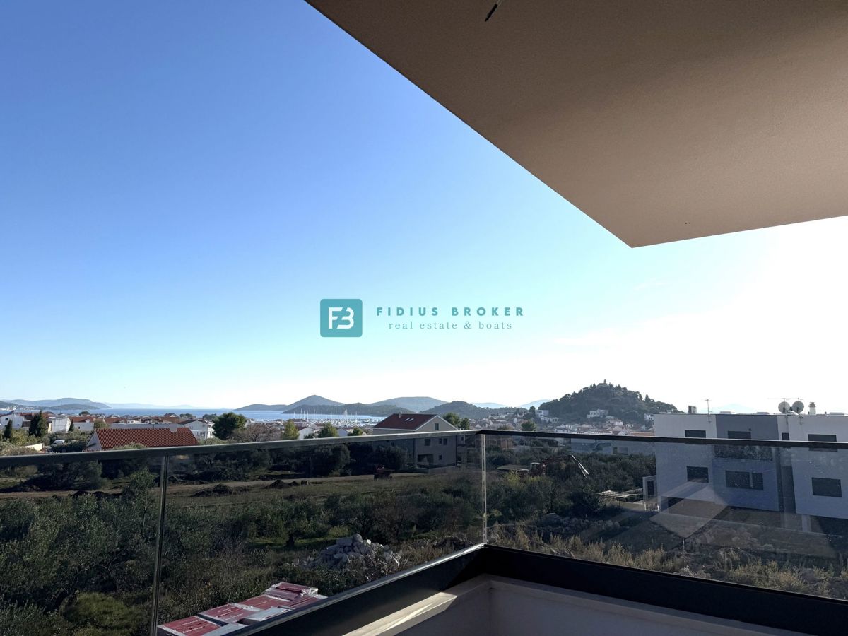 TRIBUNJ, novo, 1. nadstropje, pogled na morje, 500 m do plaže, shramba, 3 spalnice