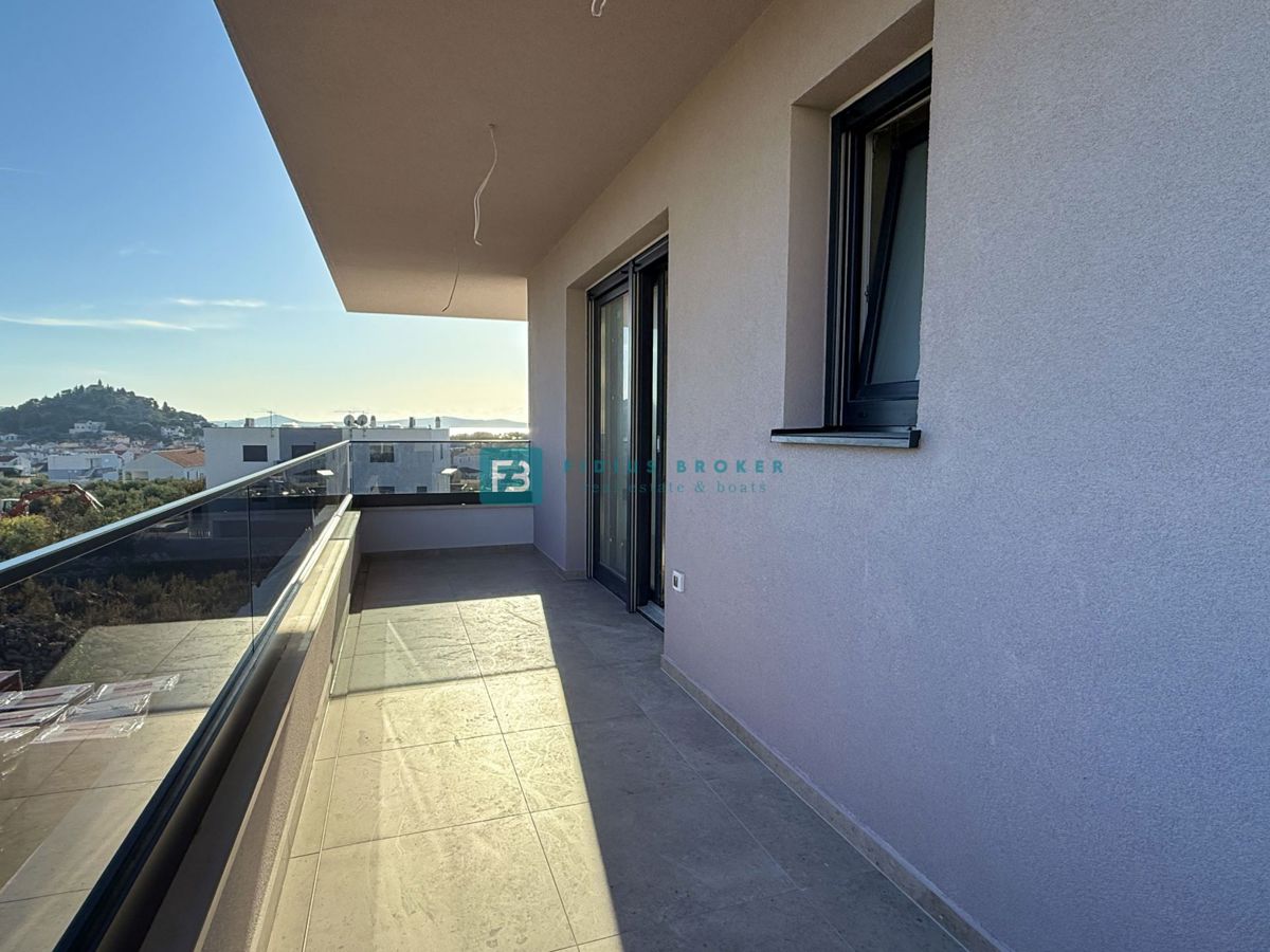 TRIBUNJ, novo, 1. nadstropje, pogled na morje, 500 m do plaže, shramba, 3 spalnice