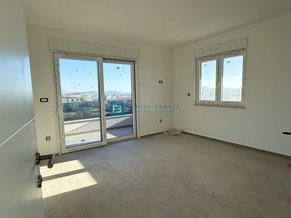 TRIBUNJ, novo, 1. nadstropje, pogled na morje, 500 m do plaže, shramba, 3 spalnice