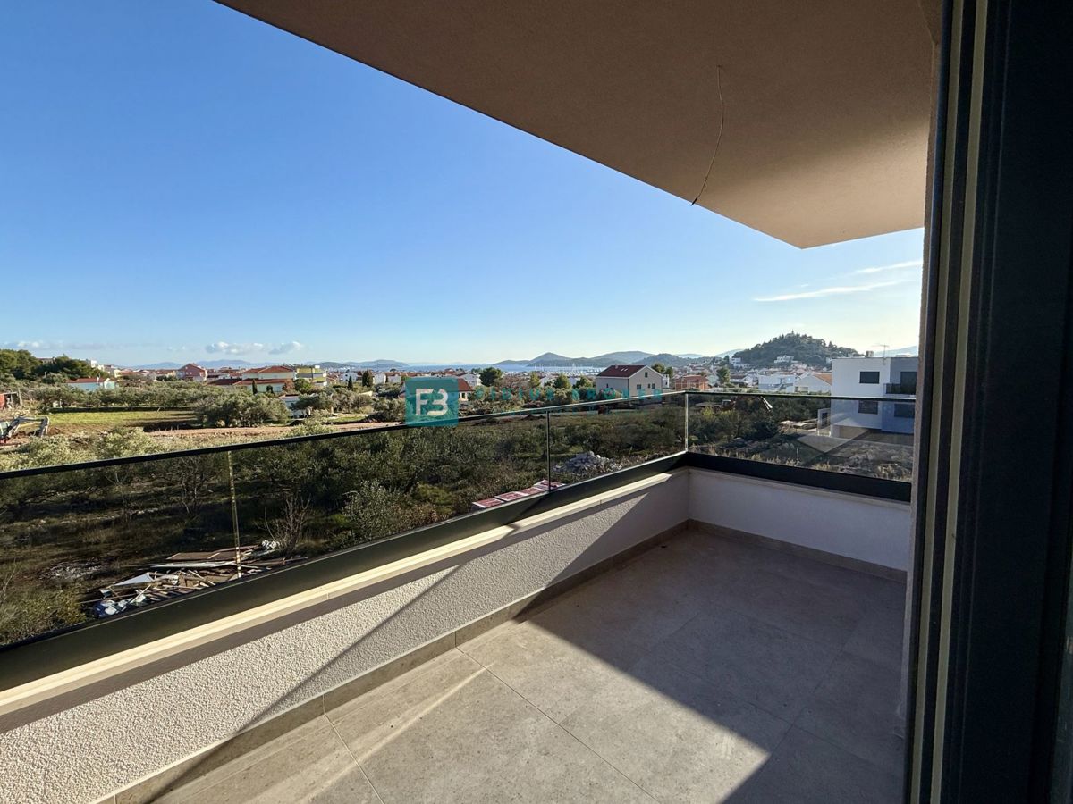 TRIBUNJ, novo, 1. nadstropje, pogled na morje, 500 m do plaže, shramba, 3 spalnice