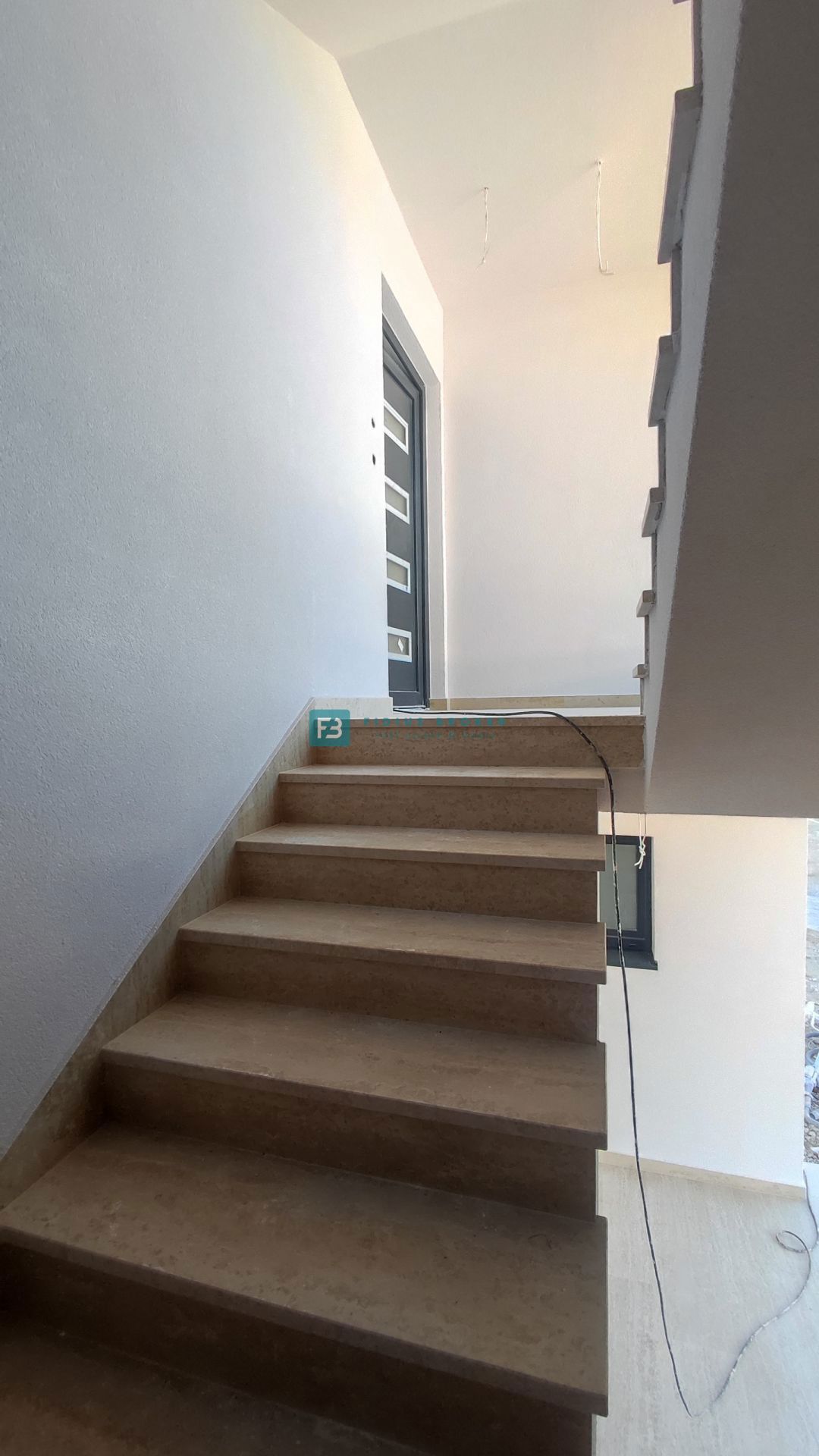 TRIBUNJ, novo, 1. nadstropje, pogled na morje, 500 m do plaže, shramba, 3 spalnice