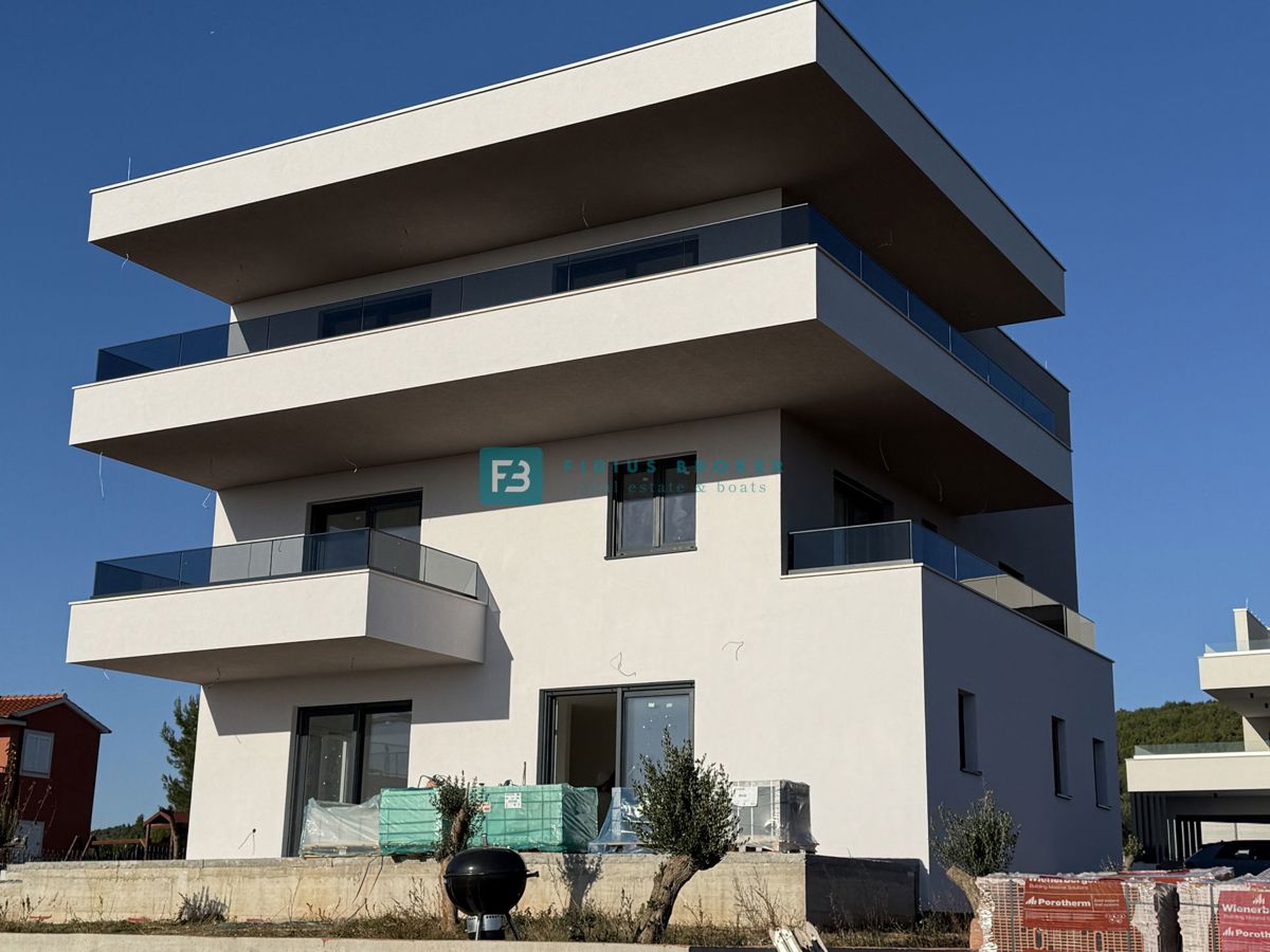 TRIBUNJ, novo, 1. nadstropje, pogled na morje, 500 m do plaže, shramba, 3 spalnice