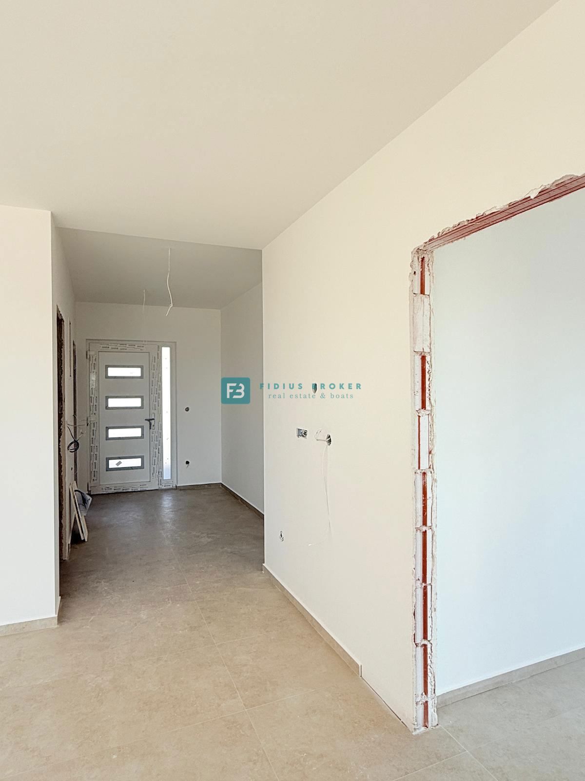 TRIBUNJ, novo, 1. nadstropje, pogled na morje, 500 m do plaže, shramba, 3 spalnice