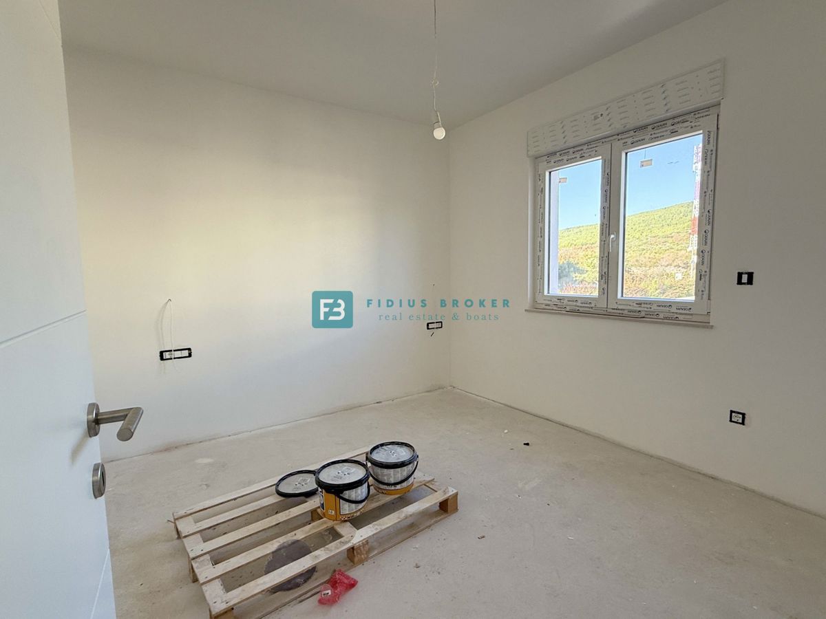 TRIBUNJ, novo, 1. nadstropje, pogled na morje, 500 m do plaže, shramba, 3 spalnice