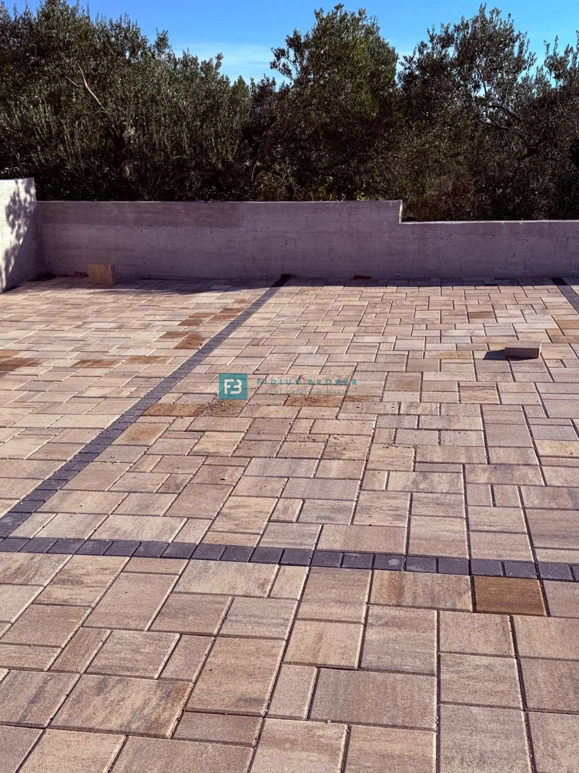 TRIBUNJ, novo, 1. nadstropje, pogled na morje, 500 m do plaže, shramba, 3 spalnice