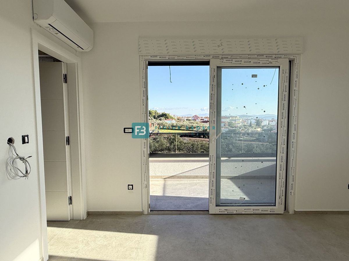 TRIBUNJ, novo, 1. nadstropje, pogled na morje, 500 m do plaže, shramba, 3 spalnice