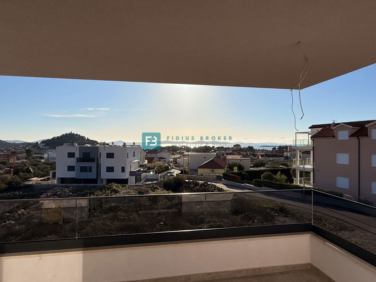 TRIBUNJ, novo, 1. nadstropje, pogled na morje, 500 m do plaže, shramba, 3 spalnice