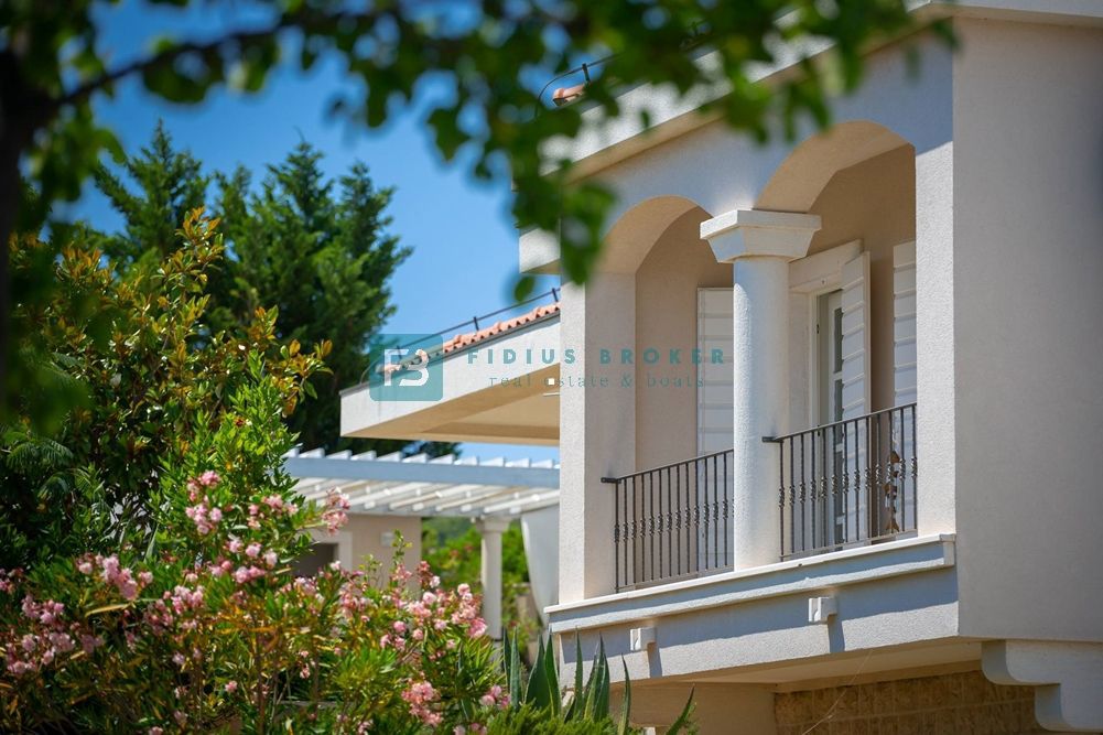 VODICE - Luksuzna vila z bazenom in urejenim vrtom