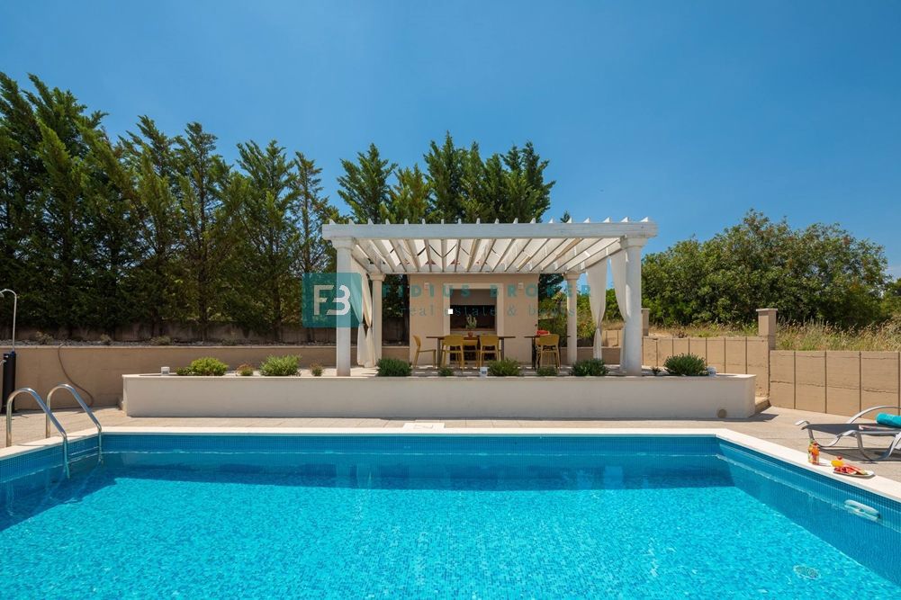 VODICE - Luksuzna vila z bazenom in urejenim vrtom