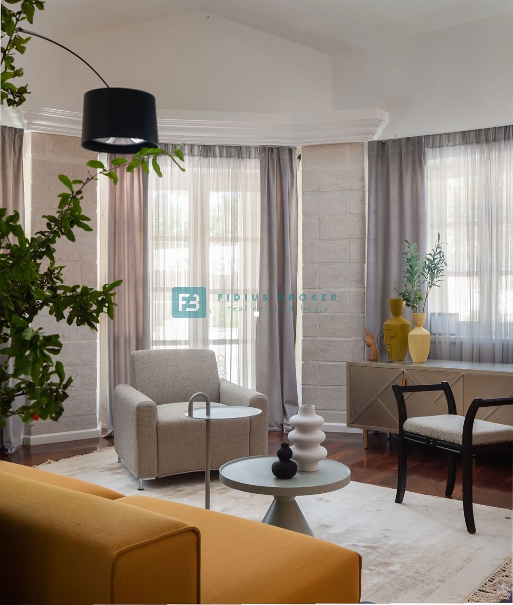 VODICE - Luksuzna vila z bazenom in urejenim vrtom