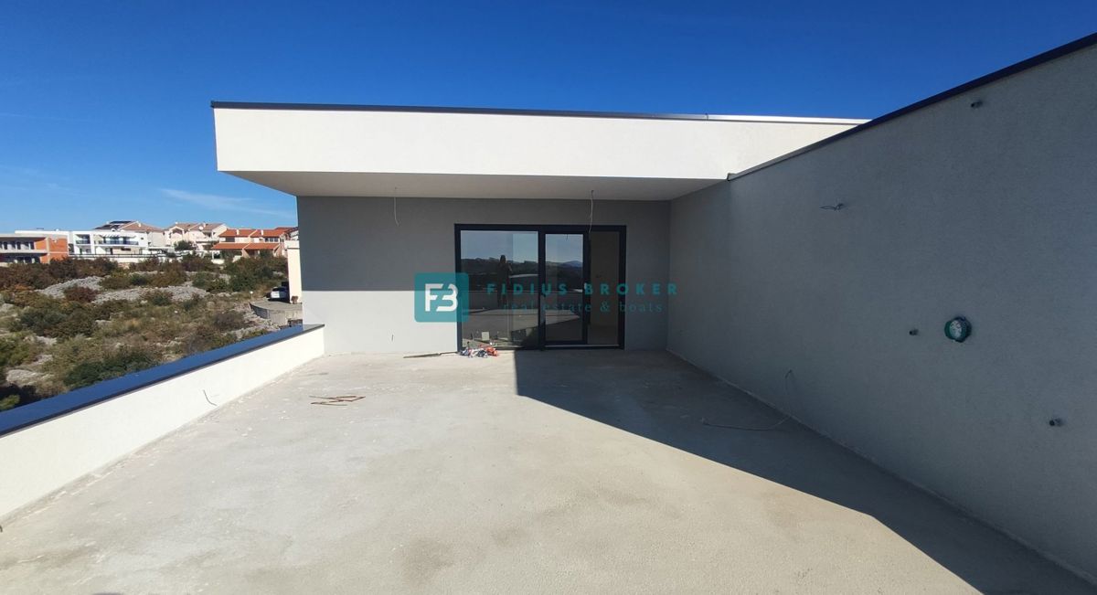 VODICE, novogradnja, dvoetažno stanovanje, pogled na morje, strešna terasa