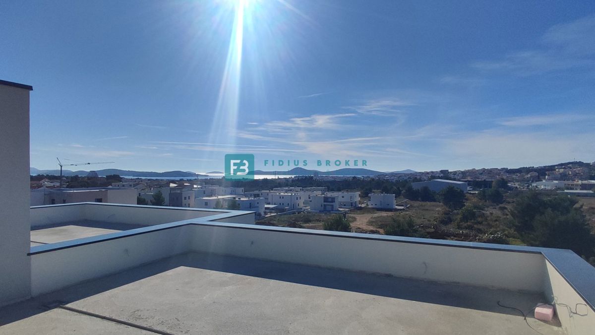 VODICE, novogradnja, dvoetažno stanovanje, pogled na morje, strešna terasa