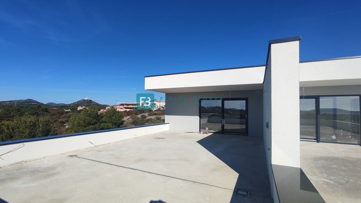 VODICE, novogradnja, dvoetažno stanovanje, pogled na morje, strešna terasa