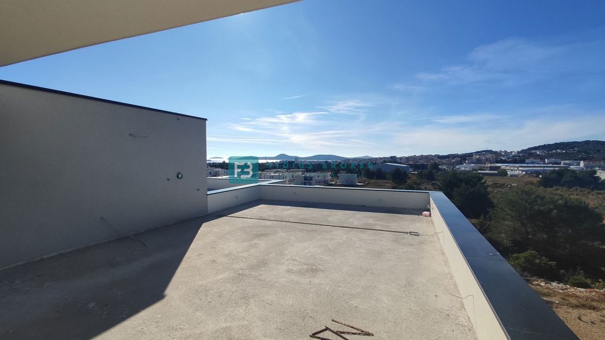 VODICE, novogradnja, dvoetažno stanovanje, pogled na morje, strešna terasa