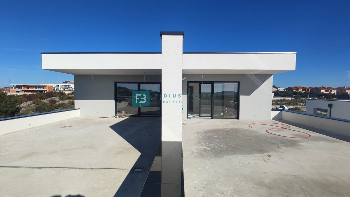 VODICE, novogradnja, dvoetažno stanovanje, pogled na morje, strešna terasa