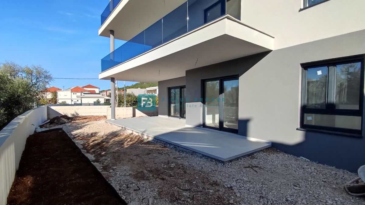 TRIBUNJ, novogradnja, pritličje, 350 m od morja, vrt 121 m2